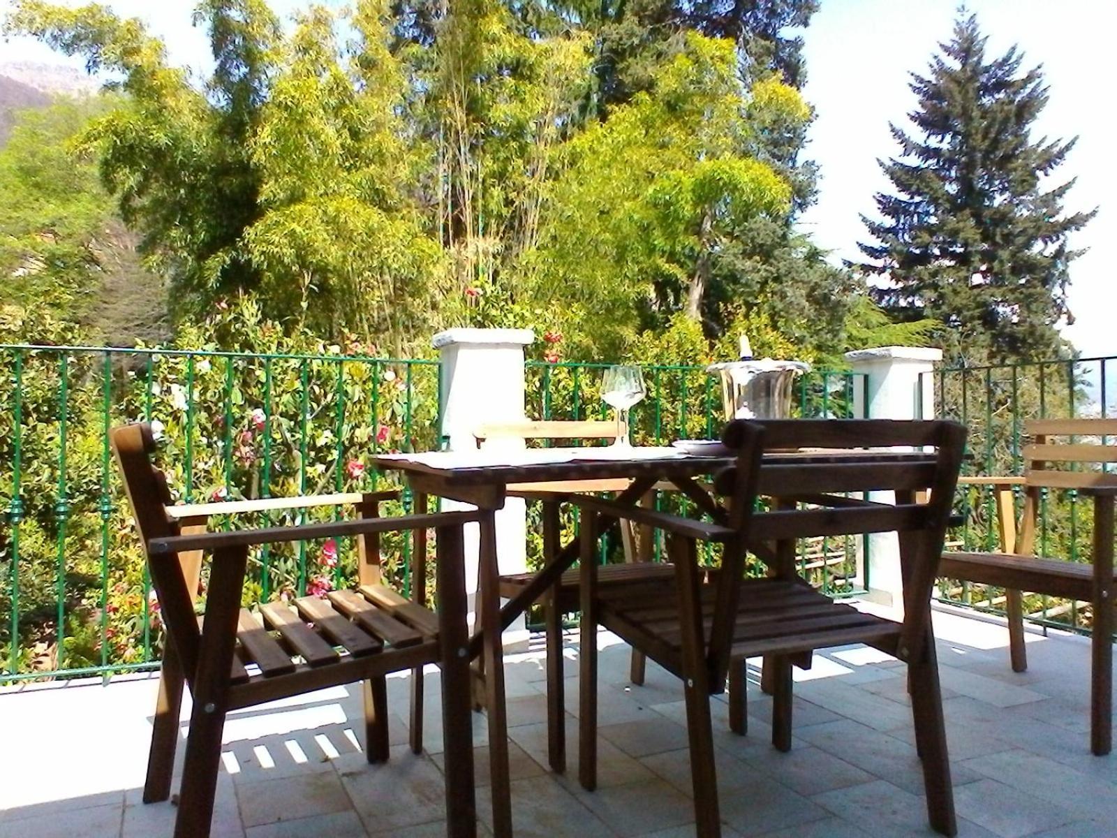 La Camelia D'Oro Apartment ออกเจบบิโอ ภายนอก รูปภาพ